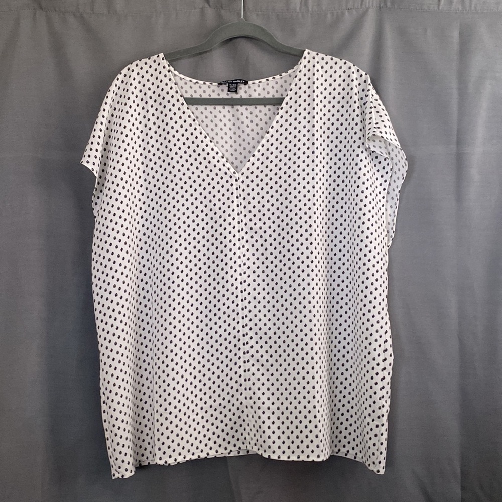Size XL, short sleeve, flowy blouse.